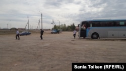 Астанаға қатынайтын автобус тоқтайтын орын. Қабанбай ауылы, Ақмола облысы. 8 қыркүйек 