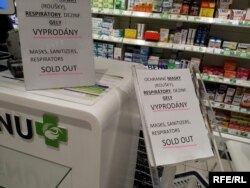 Прихід коронавірусу в Чехію змів із прилавків медичні засоби, що можуть допомогти від зараження. Оголошення в аптеці: медичні маски, дезінфекційні гелі, респіратори розпродані. Прага, 29 лютого 2020 року