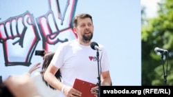 Віктар Шумель выступае на мітынгу Сьвятланы Ціханоўскай у Горадні 1 жніўня