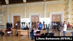 Presa în așteptare...