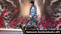 Поліцейський кінолог із собакою шукають бомбу в ГУМі, Москва, архівне фото