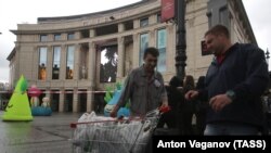 Эвакуация посетителей торгового центра в Петербурге после анонимного звонка о заложенной бомбе