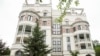 Згідно з декларацією про доходи та майно Володимира Зеленського, його дружина Олена володіє квартирою в Лівадії площею 129,8 кв. метра