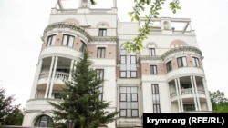 Згідно з декларацією про доходи та майно Володимира Зеленського, його дружина Олена володіє квартирою в Лівадії площею 129,8 кв м