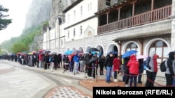 Vjernici u redu ispred manastira Ostrog