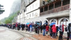 Vjernici ispred manastira Ostrog 12. maja 2020.