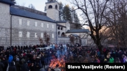 Nalaganje badnjaka u organizaciji Srpske pravoslavne crkve ispred Cetinjskog manastira, 6. januar