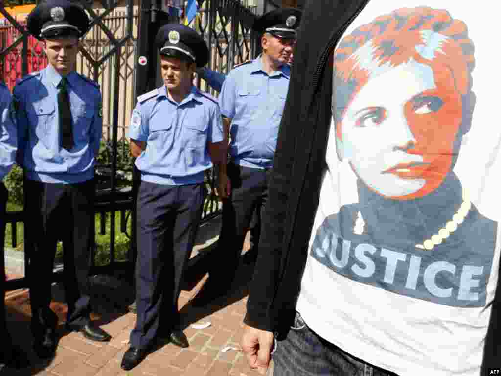 Апеляційний суд у п’ятницю, 12 серпня, відмовився розглядати скаргу захисту Юлії Тимошенко на рішення Печерського райсуду про її арешт. Відповідне рішення ухвалила суддя Ольга Єфімова. Вона зазначила, що, згідно з нормами Кримінально-процесуального кодексу, постанова Печерського суду про зміну запобіжного заходу для Тимошенко з підписки про невиїзд на взяття під варту не може бути оскаржена в апеляційному порядку, тому суд ухвалив рішення не приймати скаргу до розгляду по суті. Присутні в залі депутати зустріли це рішення скандуванням «Ганьба!», а суддю назвали «злочинцем у мантії».Photo by AFP
