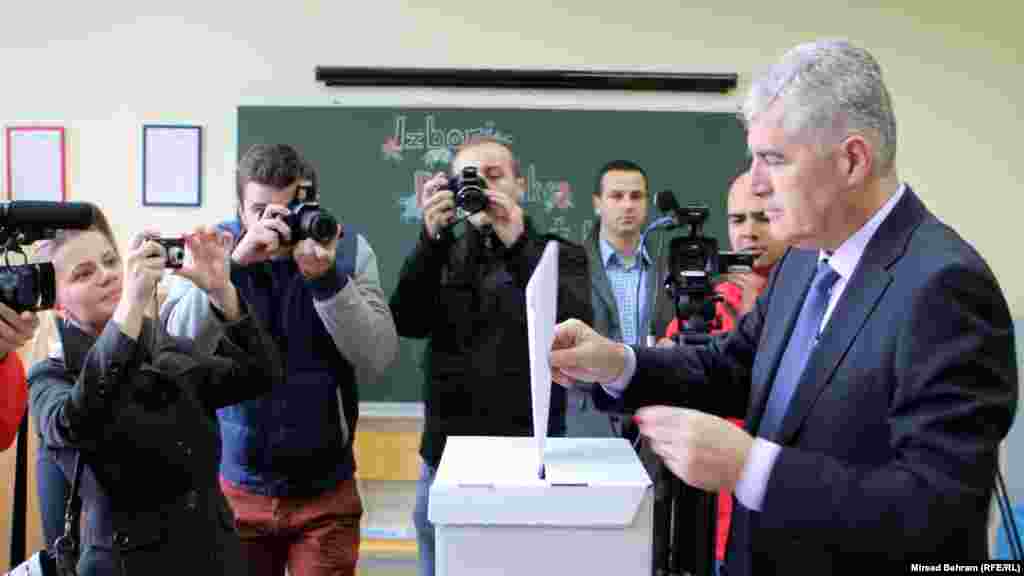 Dragan Čović, predsjednik HDZ BiH, glasa 7. novembra u Mostaru