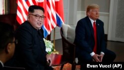 Donald Trump-ın (sağda) Kim Jong Unla ilk sammiti iyunun 12-də Sinqapurda olub 