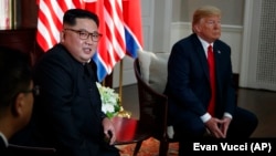 Түндүк Кореянын лидери Ким Чен Ын менен АКШ президенти Дональд Трамп, Сингапур, 12-июнь 2018-жыл.