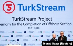 Recep Tayyip Erdogan cu Vladimir Putin lansând conducta marină TurkStream in Istanbul, 19 nov., 2018