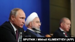Слева направо: президент России Владимир Путин, президент Ирана Хасан Роухани и президент Турции Реджеп Таийп Эрдоган на пресс-конференции по итогам переговоров в Тегеране. 7 сентября 2018 года.
