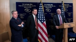 Американские сенаторы (слева направо) Линдси Грэм, Джон Баррассо и Джон Маккейн. Иерусалим, январь 2014 года.