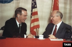 Джордж Буш (малодшы) і Міхаіл Гарбачоў