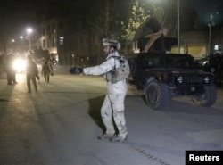 Військові на місці нападу у Кабулі, Афганістан, 11 грудня 2015 року