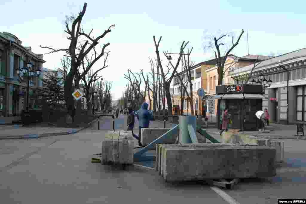 Подставка под новогоднюю елку стоит уже с понедельника. К 22 декабря власти обещали ее нарядить