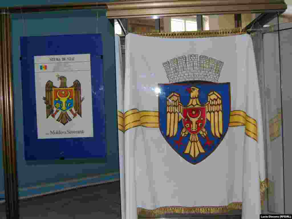 Steagul cu stema Chişinăului şi afişul cu schiţa stemei de stat a Republicii Moldova