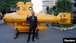 Ringo Starr, membru istoric al grupului Beatles, cu un "submarin galben", după ce a primit decorația "Insigne de Commandeur de l'ordre des Arts et Lettres" în Monaco, pe 24 septembrie 2013.