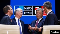 Sekretari amerikan i Mbrojtjes, Ash Carter, sekretari britanik i Mbrojtjes, Michael Fallon, presidenti i Ukrainës, Petro Poroshenko, dhe sekretari i Përgjithshëm e i NATO-s, Jens Stoltenberg në Varshavë. 