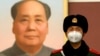 Китайський військовослужбовець на тлі портрету колишнього китайського комуністичного провідника Мао Цзедуна на площі Тяньаньмень в Пекіні. Січень 2020 року
