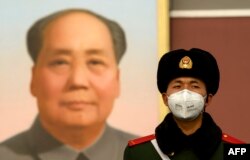 Пекиндегі Тяньаньмэнь алаңында ілінген Мао Цзэдунның фотосы.