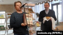 Фальклярыст Сяргей Выскварка зь Любані Менскай вобласьці прывёз для Дарафея Фіёніка любанскі хлеб і кнігу ў падарунак: «Я — сын Ваш. Летапіс беларускай шляхты»