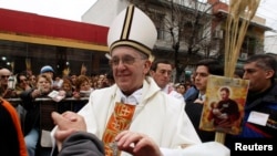 Архиепископ Бергольо в Буэнос-Айресе приветствует верующих, 2009 год