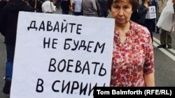 Участница оппозиционной акции в Москве 