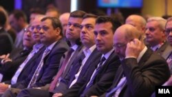 Зоран Заев, Алексис Ципрас и Вес Мичел на Самитот на „Економист“ во Скопје