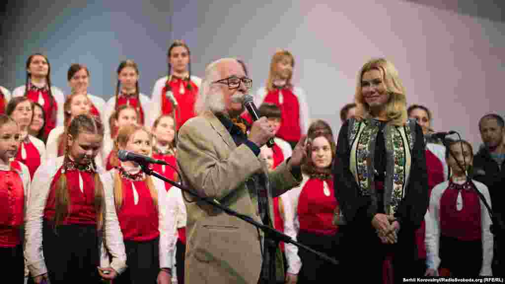 Художник народився на Тернопольщіні, навчався у Львівському училищі декоративно-прикладного мистецтва. У середині 1960-х років Іван Марчук приїхав до Києва, проте згодом емігрував до Австралії, жив у Канаді та США. Тепер живе та працює в Києві.