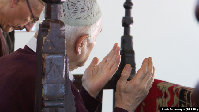 'Ta podijeljenost i pripadanje raznim strujama, najviše je štetilo samim muslimanima, jer su stradali i od jednih i od drugih i od trećih.' (Fotografija iz jedne od sarajevskih džamija)