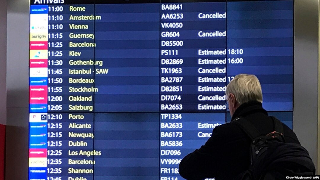 Ninsorile au afectat zborurile de pe aeroporturile britanice, lăsându-i pe mai mulți pasageri blocați în aeroporturi.