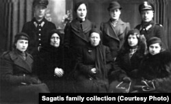 Семейная фотография с похорон Константина Буйдо в 1938 году: Алоизе (вверху слева), Ванда (верхний ряд, вторая слева); Юзефа (сидит в центре), Янина (верхний ряд, вторая справа) и Мария (вторая справа).