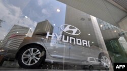 Hyundai ширкатининг Жанубий Кореядаги автосалон ойнасига туширилган логотипи.