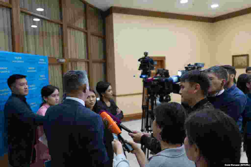 БАҚ өкілдеріне сұхбат беріп тұрған Мәжіліс депутаттары. Астана, 5 қыркүйек 2018 жыл.