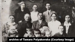 Розкуркулена родина Омельченків із села Шамраївка, що на Київщині. Світлина приблизно 1938-1939 років
