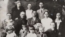 Розкуркулена родина Омельченків із села Шамраївка, що на Київщині. Фото приблизно з 1938–1939 років