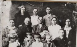 Розкуркулена родина Омельченків із села Шамраївка, що на Київщині. Фото приблизно з 1938–1939 років
