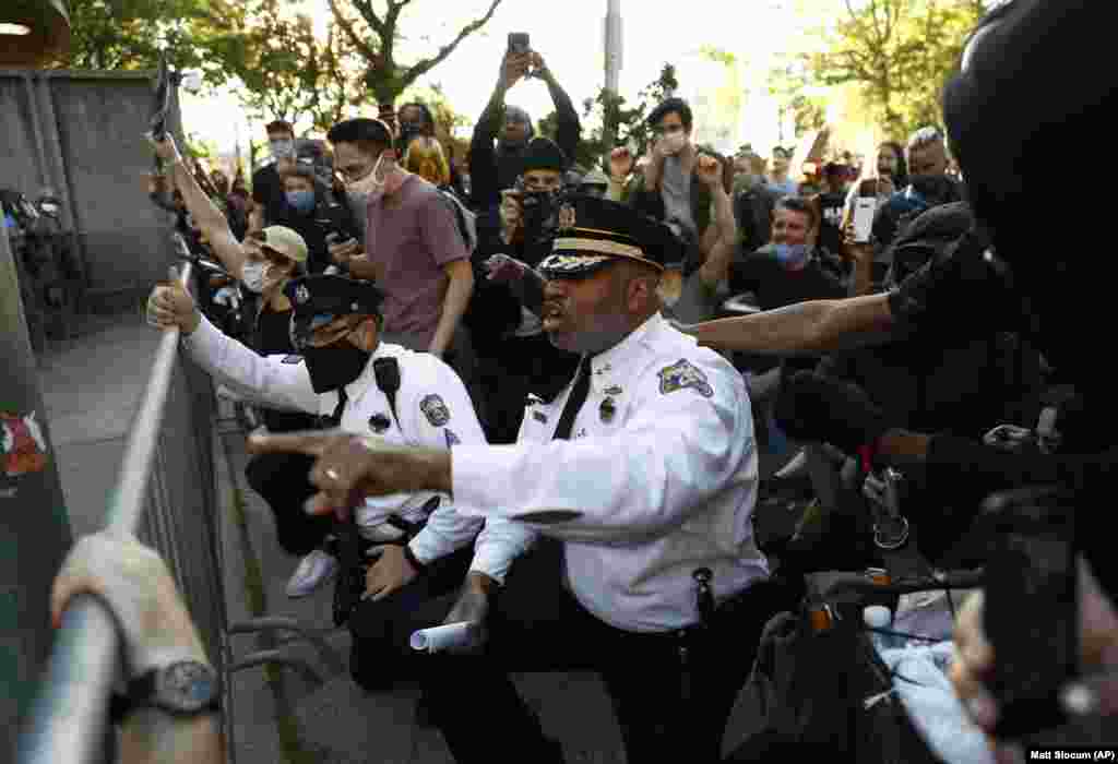 Заместитель начальника полиции Филадельфии Мелвин Синглетон преклонил колено и призвал других полицейских присоединиться к нему. Филадельфия, 1 июня 2020 года.