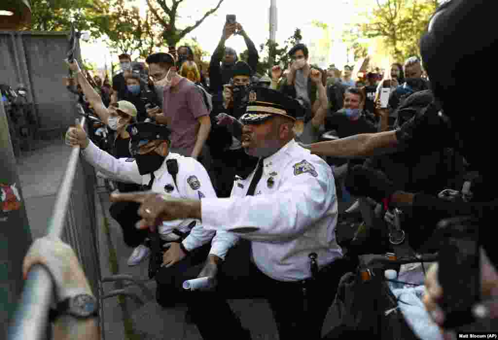 Zëvendës-komisionari i Policisë në Filadelfia, Melvin Singleton, shihet duke iu kërkuar edhe zyrtarëve tjerë që t&#39;i bashkohen dhe të ulen gjatë marshit për kërkim të drejtësisë rreth vdekjes së George Floydit më 25 maj.