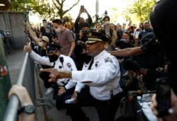 Adjunctul poliției din Philadelphia și alți polițiști au îngenunchiat, alături de protestatari, pe 1 iunie.