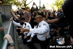 Adjunctul poliției din Philadelphia și alți polițiști au îngenunchiat, alături de protestatari, pe 1 iunie.