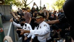 Заступник голови поліцейського департаменту Філадельфії Мелвін Сінглтон опускається на коліно під час акції 1 червня 2020 року