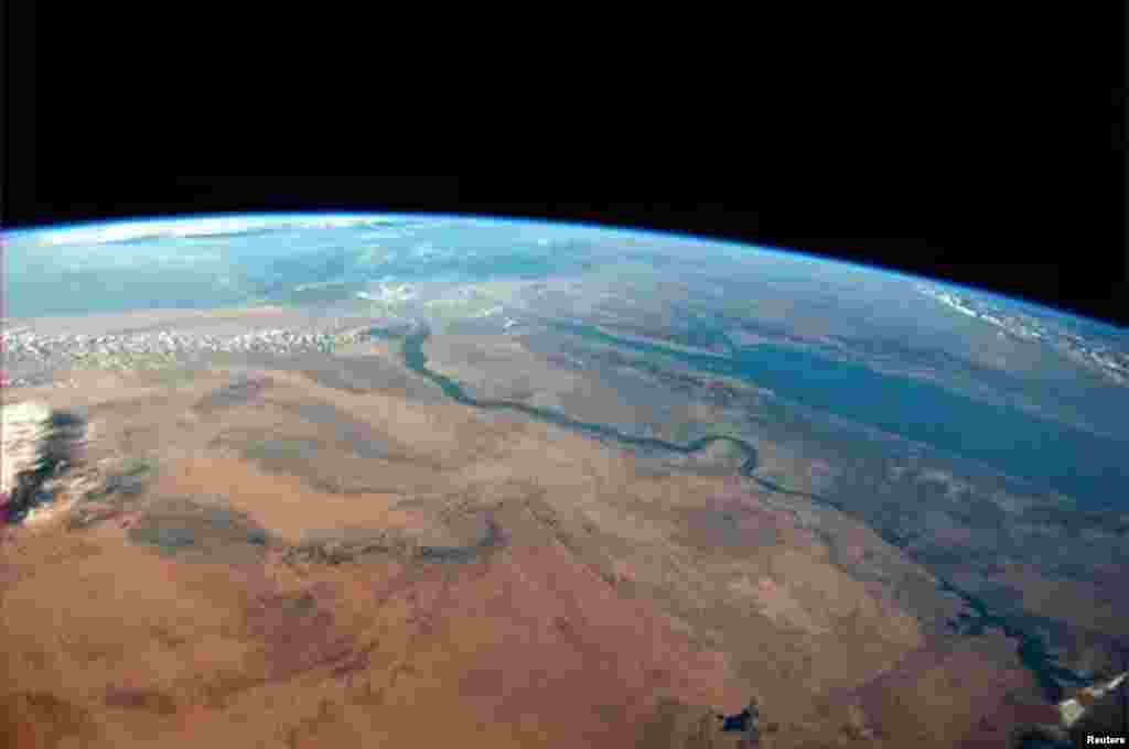 The Egyptian desert meets the Red Sea on a cloudless afternoon in this photo tweeted by first-time astronaut Reid Wiseman. (Distributed by Reuters)