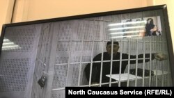 Оюб Титиев во время рассмотрения апелляции. В зал суда его не привели