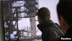 مردم کره جنوبی اخبار پرتاب موشک دوربرد کره شمالی را از طریق تلویزیون دنبال می کنند.