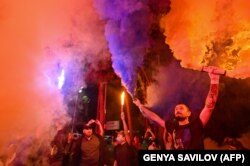 Під час акції протесту біля резиденції президента Володимира Зеленського в Конча-Заспі з вимогою його відставки після того, як українська сторона у Тристоронній контактній групі погодилася на спільну інспекцію з бойовиками в районі Шумів на Донбасі. Київ, 10 вересня 2020 року
