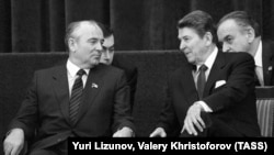 Генеральный секретарь ЦК КПСС Михаил Горбачев (слева) и Президент США Рональд Рейган (справа)