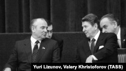 Ronald Reagan (sağda) və Mikhail Gorbachev, arxiv fotosu